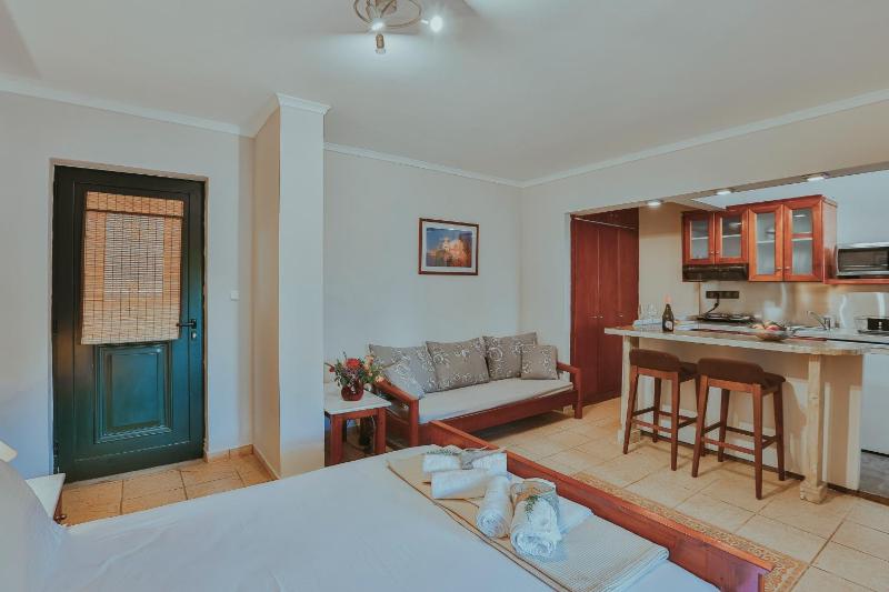 Small Double Room image 4