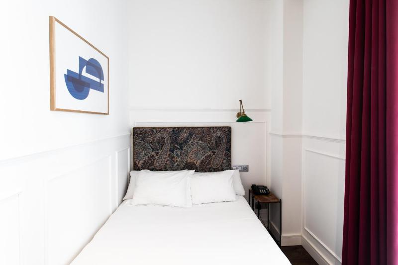 Budget Double Room with Balcony image 3