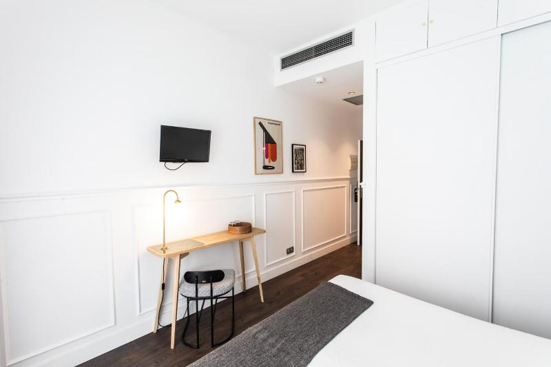 Deluxe Double Room with Balcony image 1