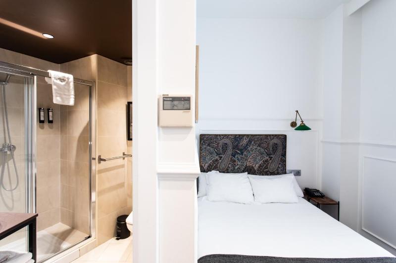 Budget Double Room with Balcony image 4