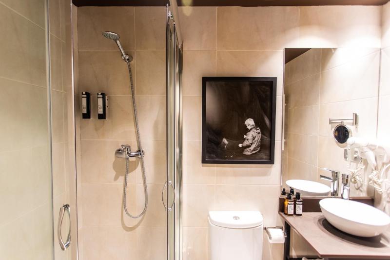 Deluxe Double Room with Balcony image 3