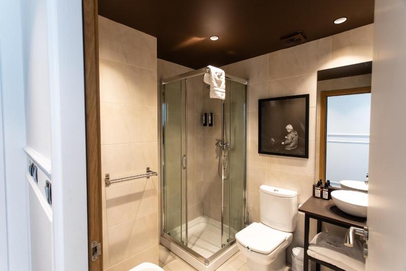 Deluxe Double Room with Balcony image 2