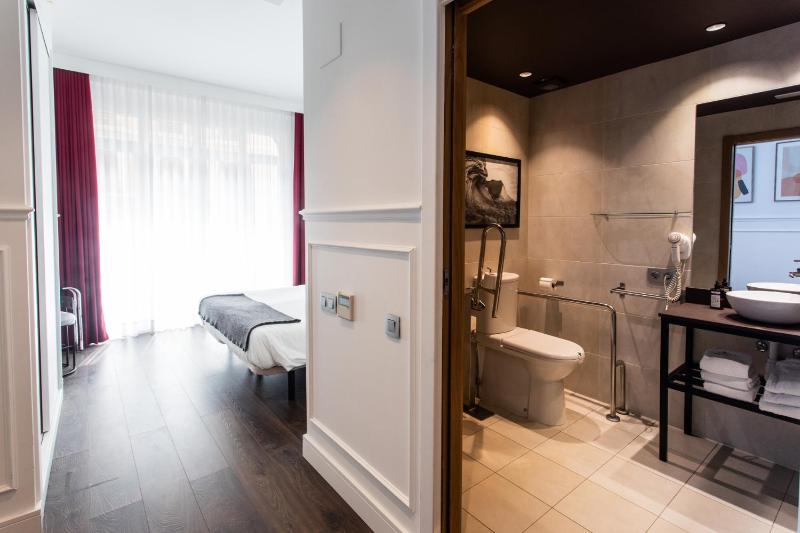 Superior Room with Balcony image 3