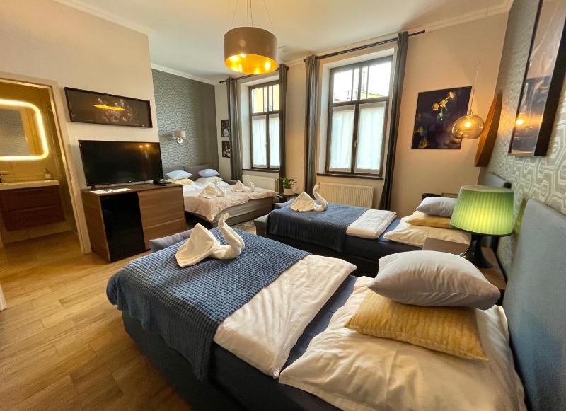 Deluxe Twin Room image 2