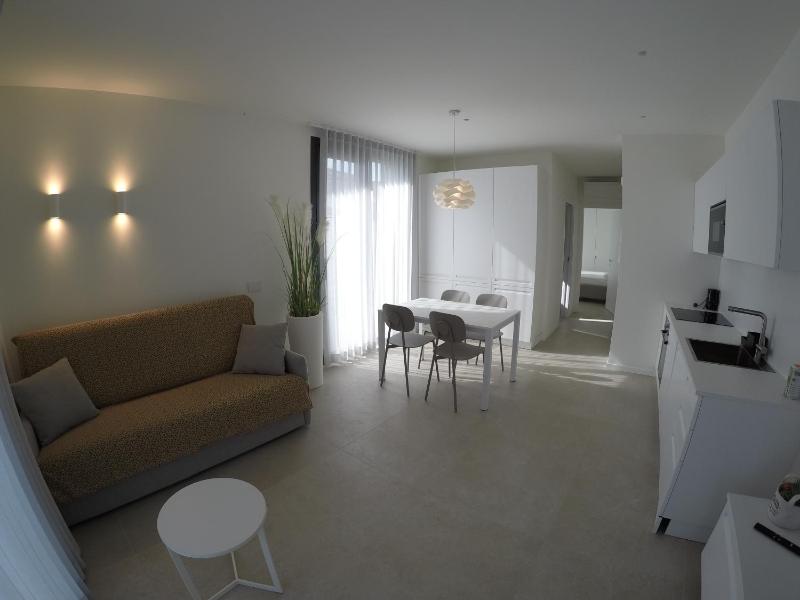 Suite Serenissima bilocale con terrazzo frontemare - Agenzia Cocal - image 8