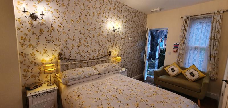 Budget Double Room image 3