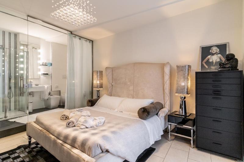 Deluxe Double Room with Partial Sea View and Hot Tub image 1