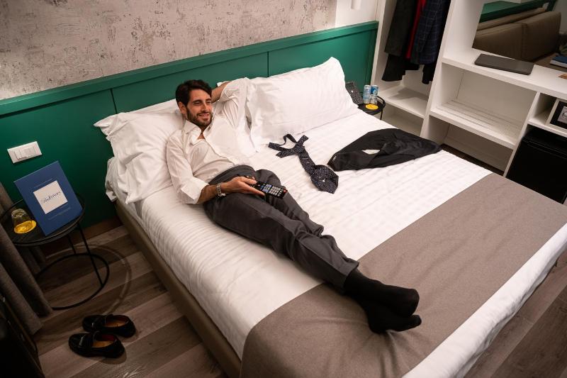 Standard Double or Twin Room with an internal view in the gallery image 2