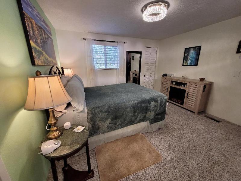 Queen Room image 4