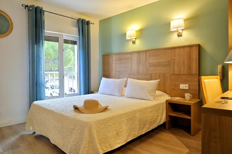 Standard Double or Twin Room - Parking side image 4
