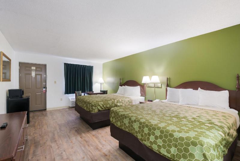 Queen Room with Two Queen Beds - Smoking image 4