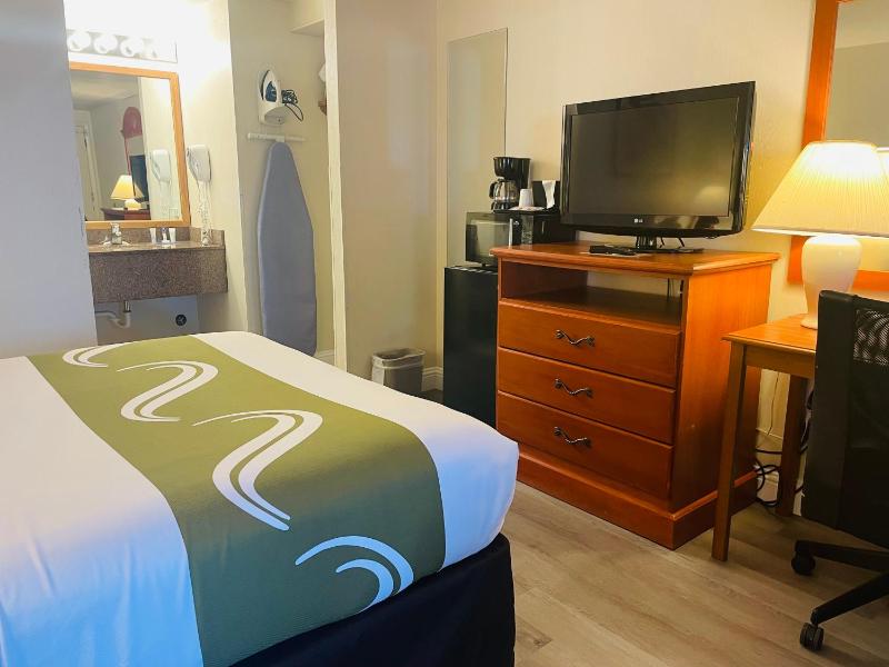 Queen Room image 3