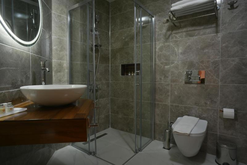 Queen Suite with Spa Bath image 2