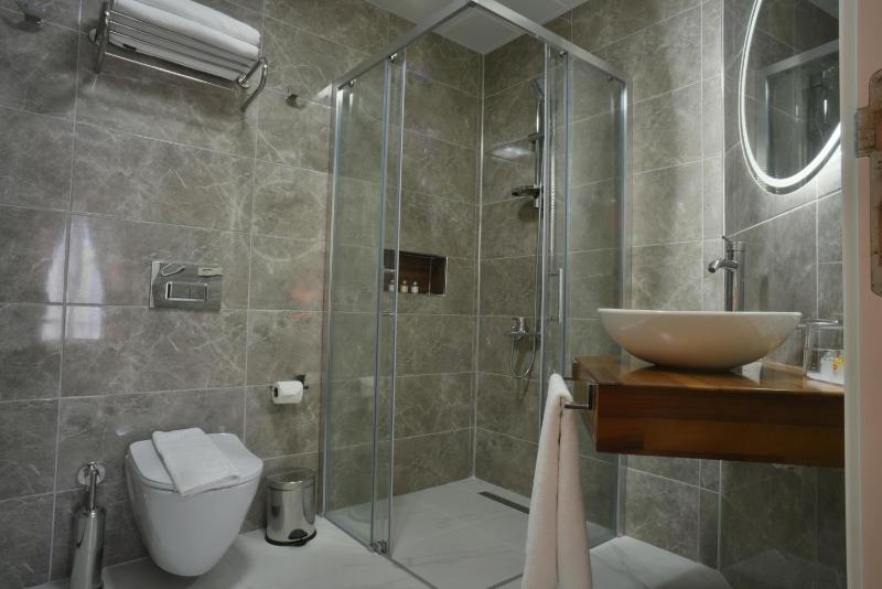 King Suite with Spa Bath image 2