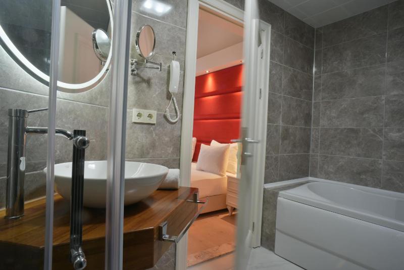 King Suite with Spa Bath image 3