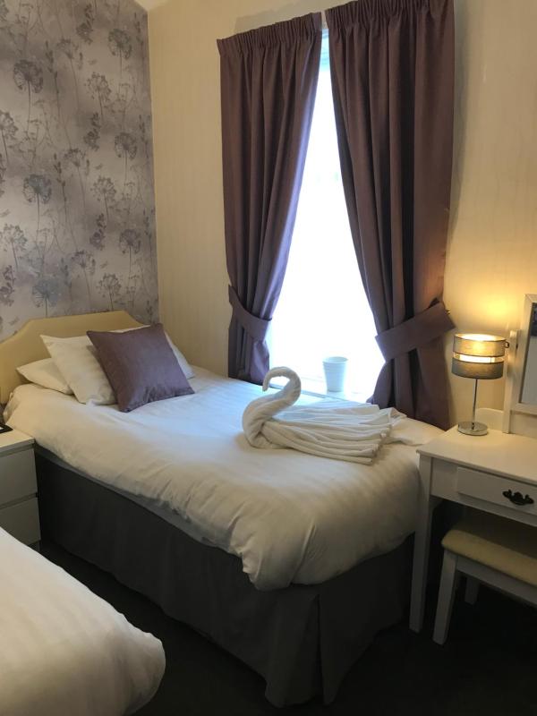 Standard Twin Room image 1