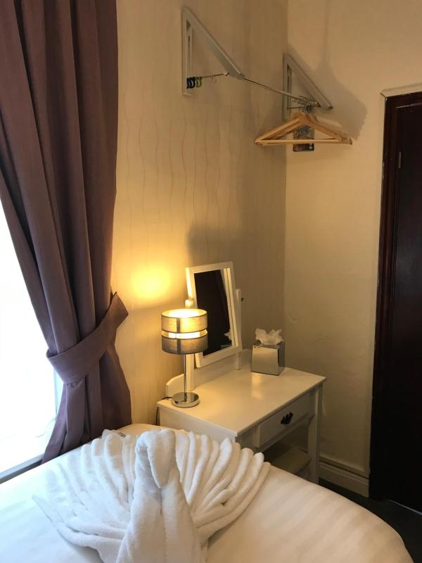 Standard Twin Room image 2