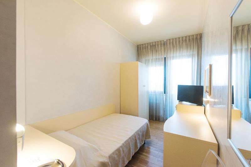 Single Room image 4