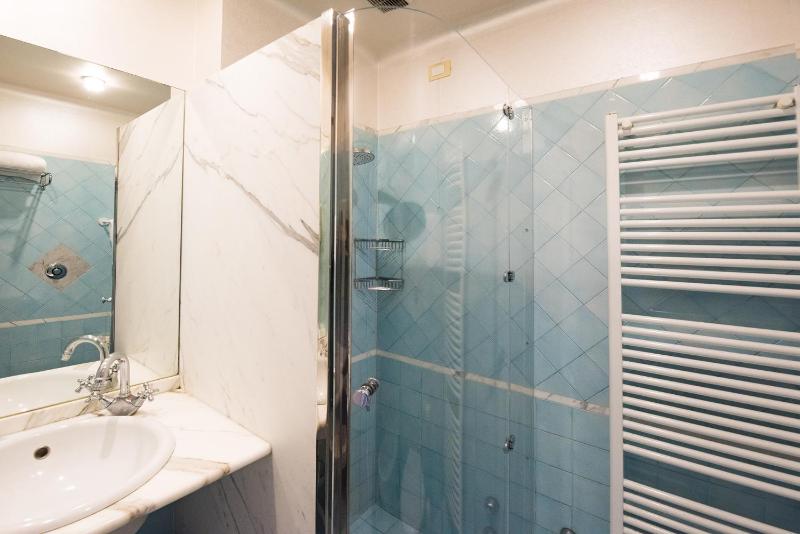 Triple Room with Sea View image 3
