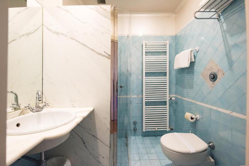 Triple Room with Sea View image 2