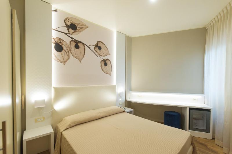 Standard Double Room image 3