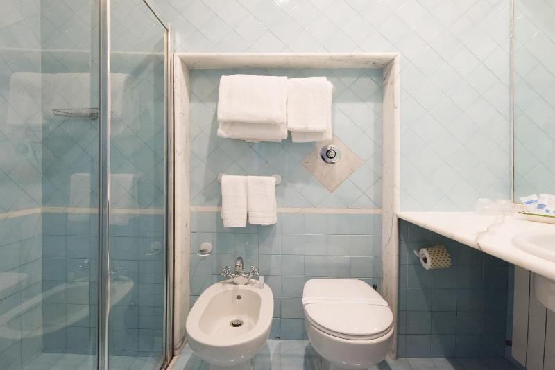 Double Room with Sea View image 3