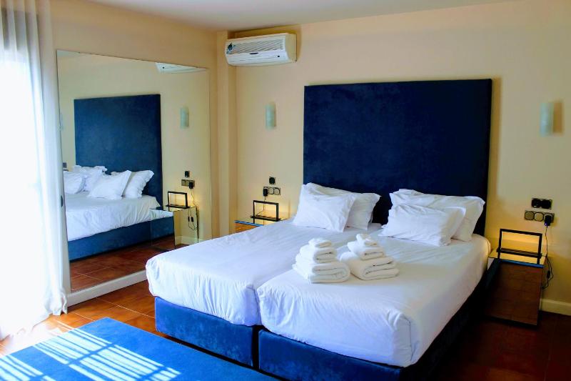 Deluxe Twin Room image 4