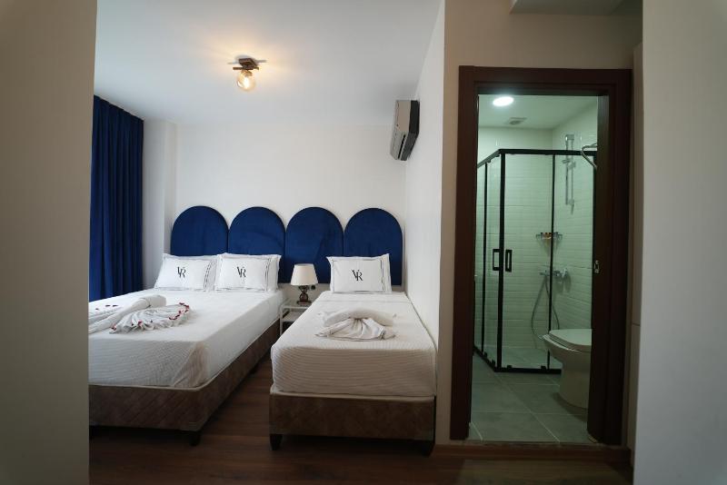 Deluxe Triple Room image 4