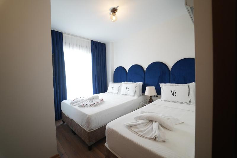 Deluxe Triple Room image 3
