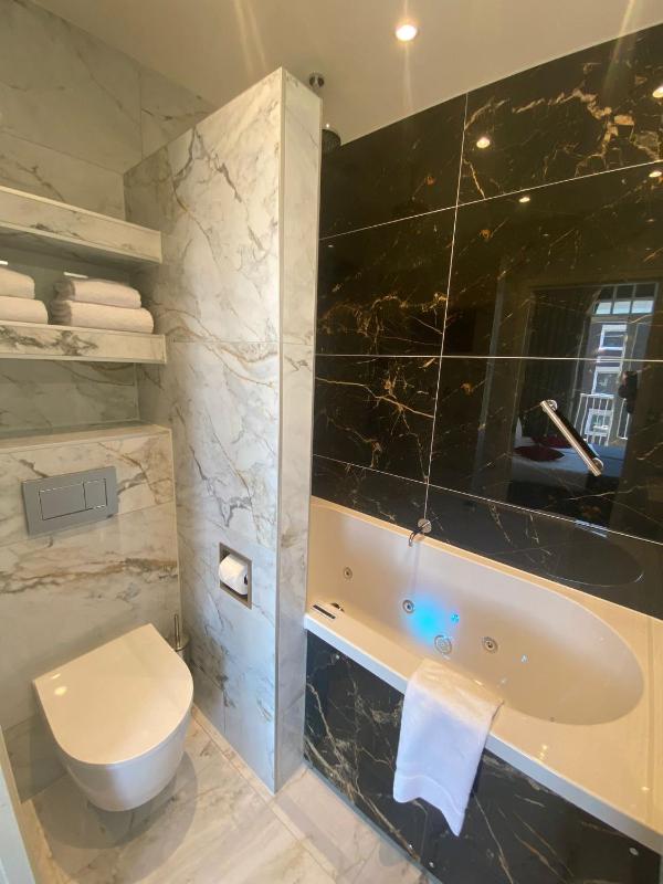 Twin Room with Spa Bath and Balcony image 2