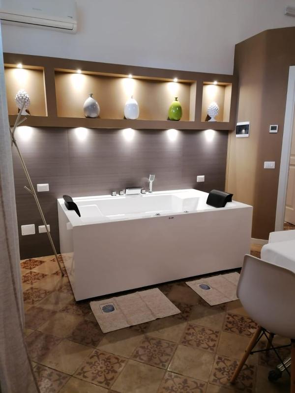 Suite with Hot Tub image 3