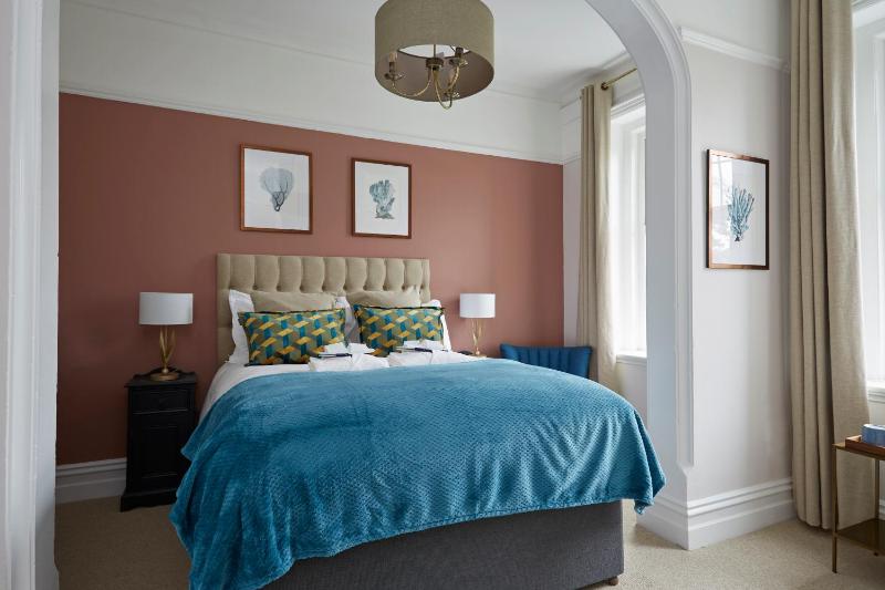 Deluxe King Room image 2