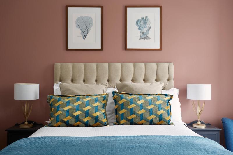 Deluxe King Room image 3