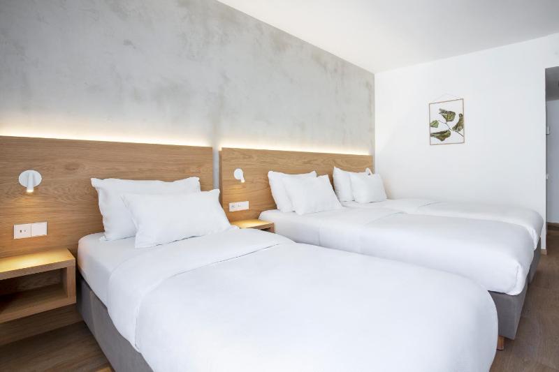 Superior Triple Room image 3