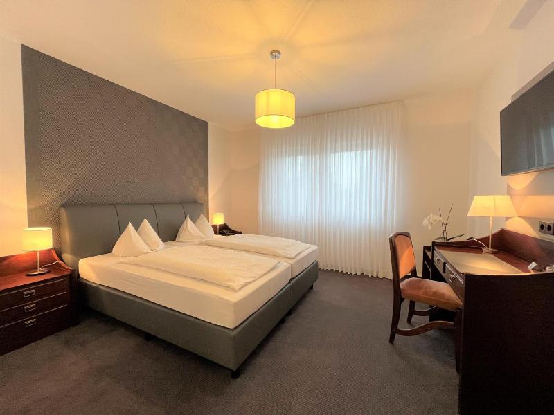 Double Room image 3