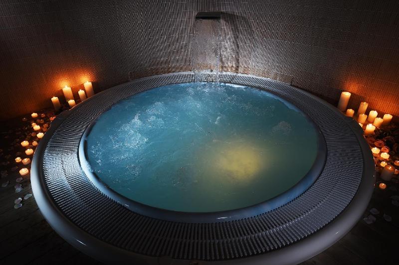  Junior Suite with Spa Access image 3