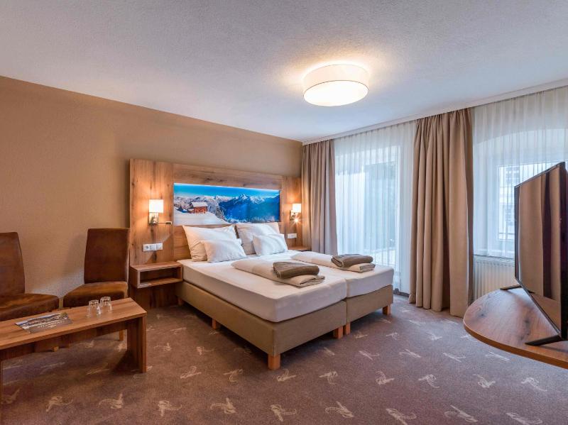 Double Room with Balcony image 4