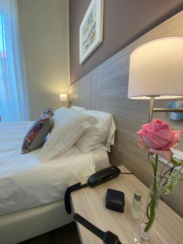 Standard Double Room image 4