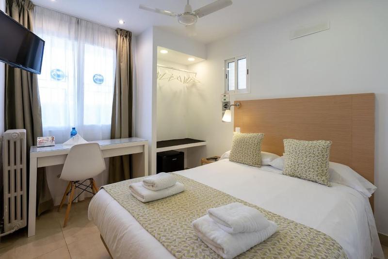 Budget Double Room image 2
