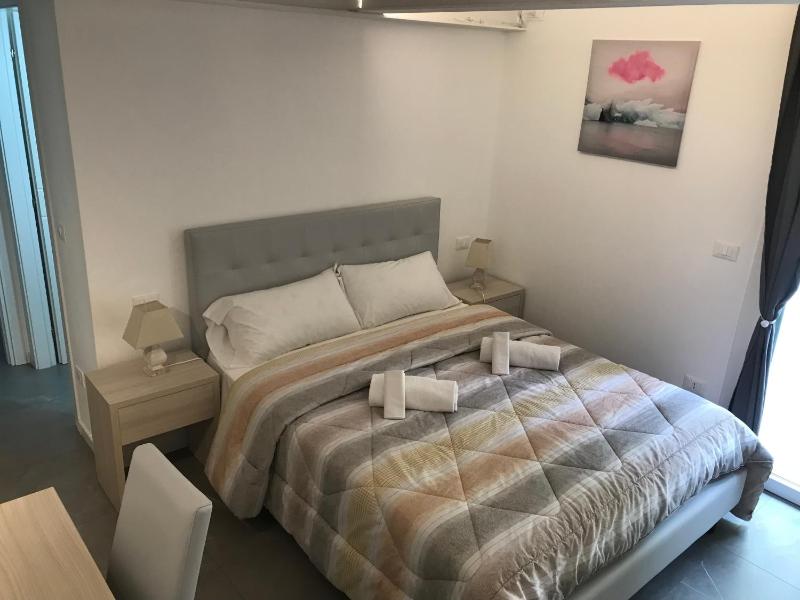 Double Room with Patio image 3