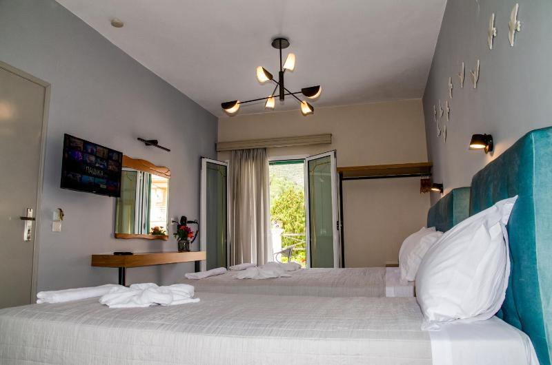 Triple Room with Terrace image 3