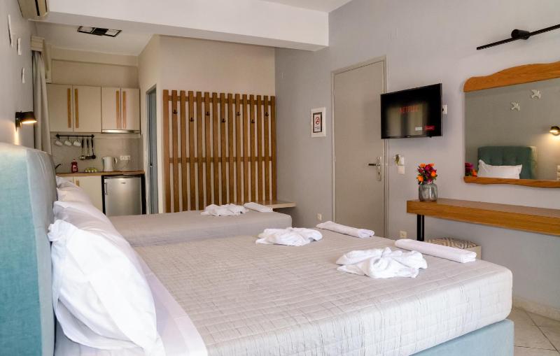 Triple Room with Terrace image 2