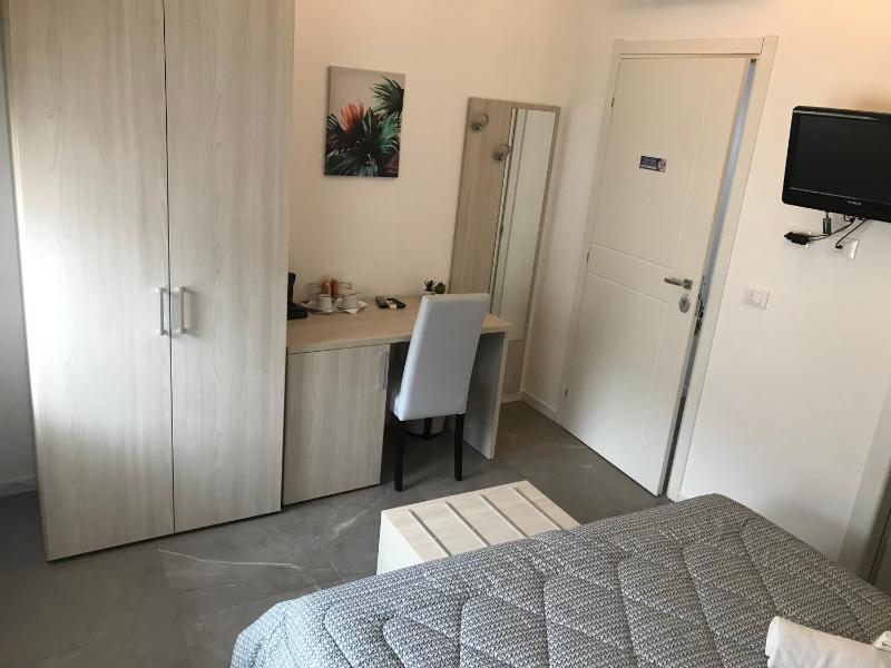 Double Room image 3