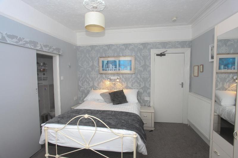 Small Double Room image 1