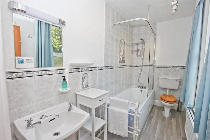 Twin Room with Bath image 4