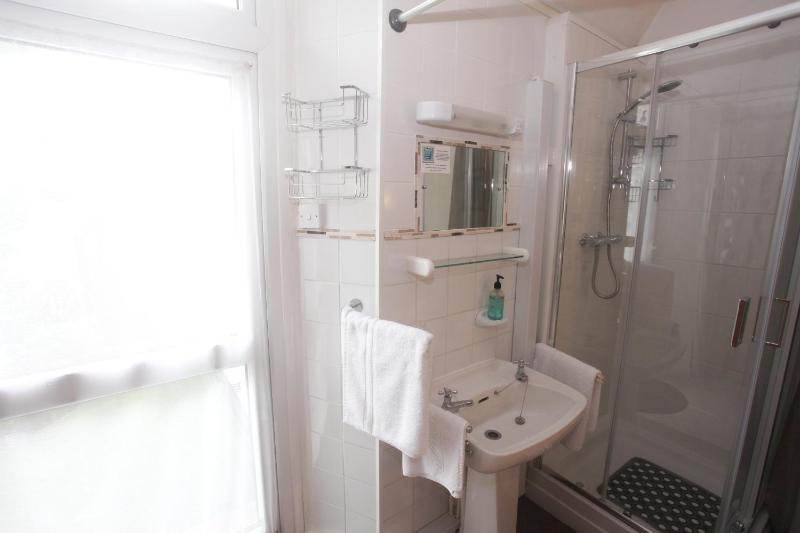 Twin Room with Shower image 4
