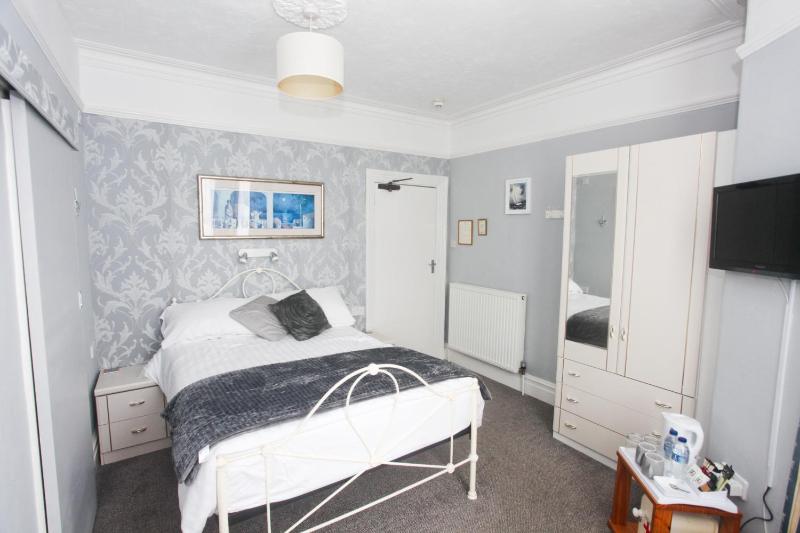 Small Double Room image 3