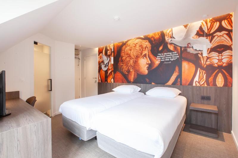 Twin Room image 1