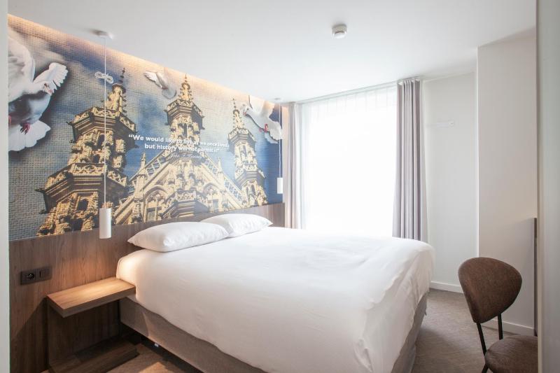 Double Room image 3