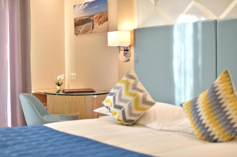 Double Room with Sea View - Ground Floor image 4